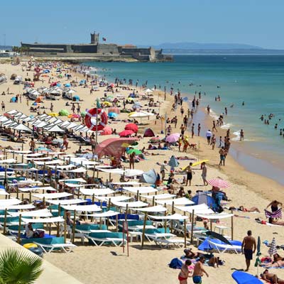 Playa de Carcavelos en verano