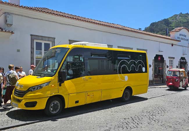 Der 1253-Bus wartet außerhalb des Bahnhofs Sintra.