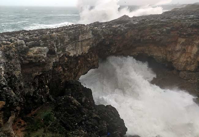 Las feroces olas del invierno chocan contra el arco marino