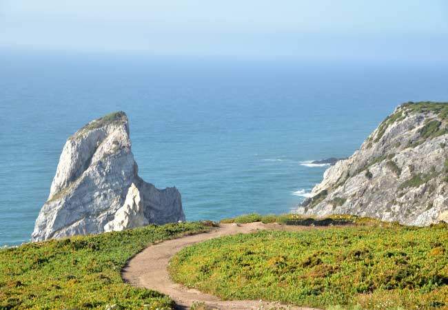 El camino hacia el norte a la Praia da Ursa.