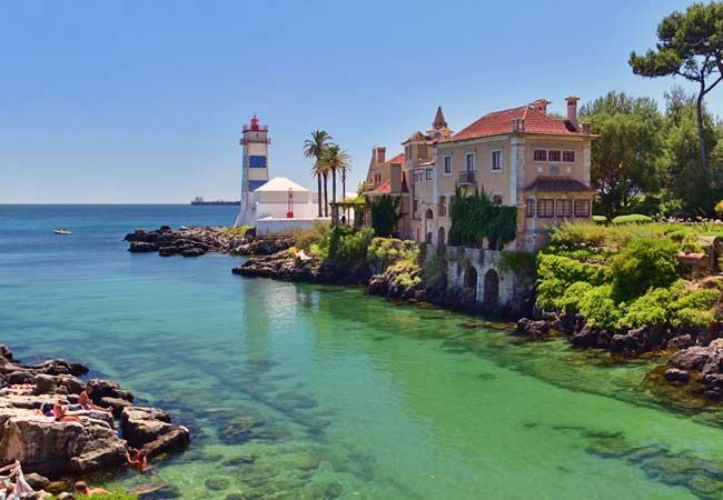 El faro de Cascais y la Casa de Santa Maria.