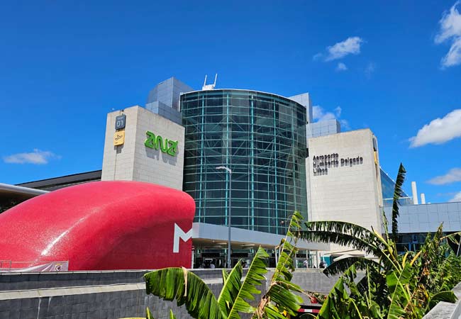 Le bâtiment des arrivées à l'aéroport de Lisbonne