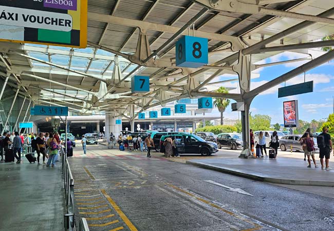 La voie des taxis devant le terminal.